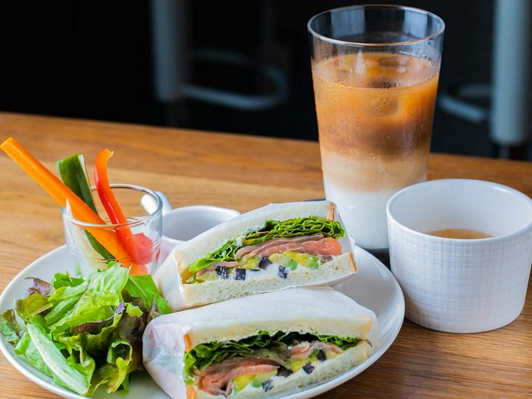 日替わりスープとドリンク付き『スモークサーモンとクリームチーズのサンドウィッチプレート』