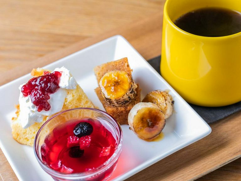 ドリンク付きで3種類のデザートが楽しめる『Fikaおやつセット』