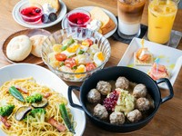 季節のパスタにフォカッチャ、サラダ、デザートにドリンクが付いた彩りもかわいい全6品の人気コース。メインのミートボールはスウェーデンのようにマッシュポテトとコケモモのジャムを添えていただきます。
