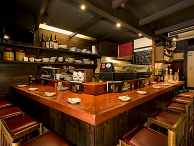 カウンター席は一人飲みにも