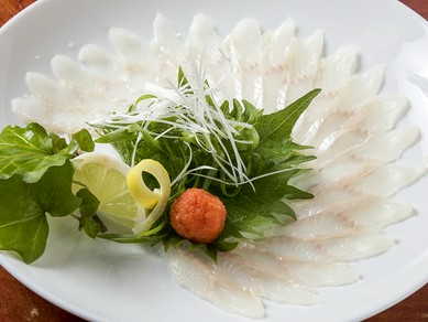 貴重な穴子の刺身をこの味、この価格で！名物『あなごの生ちりポン酢』