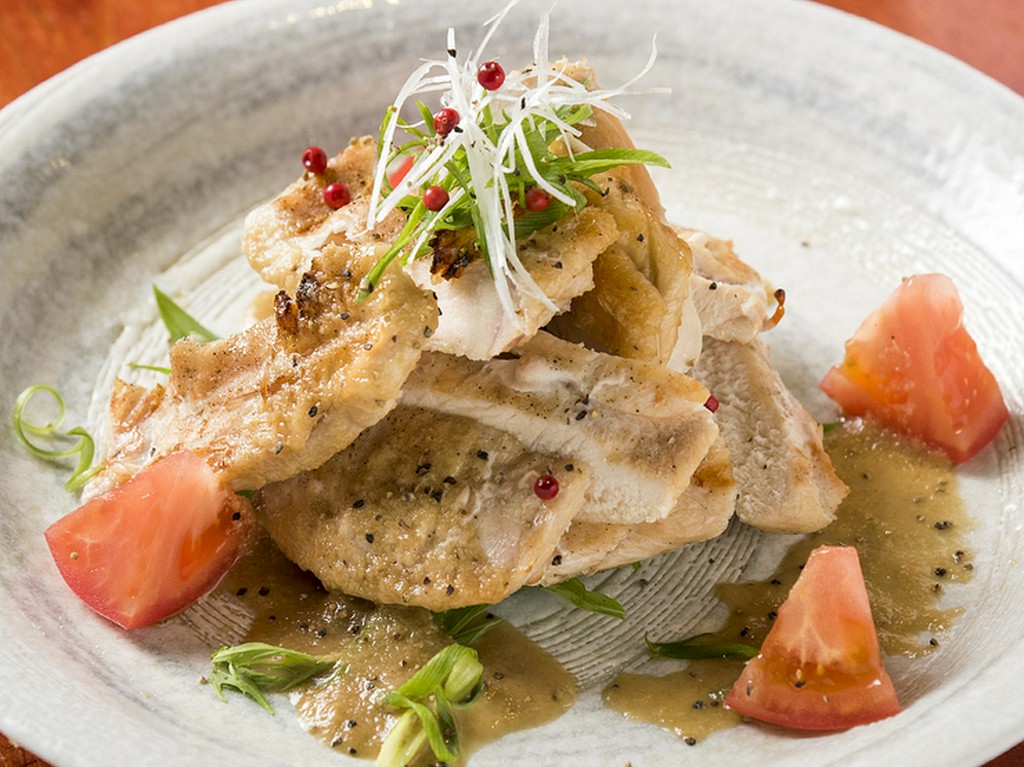 しっとりムネ肉をさっぱり食す。食欲を刺激する『肥後鶏の網焼きジャポネソース』
