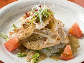 しっとりムネ肉をさっぱり食す。食欲を刺激する『肥後鶏の網焼きジャポネソース』