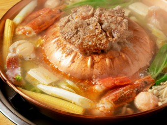 焼肉の濃厚な旨味ととんこつ出汁が重奏を醸す『焼鍋』