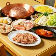 コース内容：上豚肉、本日の前菜、揚げ物、鍋野菜、海鮮盛、鶏つみれ、エビ団子、豆腐、春雨、ラーメン、デザート