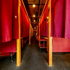 カーテンで仕切られた半個室空間はデートにも女子会にも良さそう