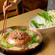 スタッフが目の前で鍋料理を創り上げてくれる贅沢なひと時