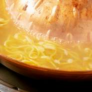 スープに溶け出した素材のうまみを、〆のラーメンで食べつくす