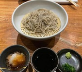 グルテンフリーの十割そばとは蕎麦粉100%の混ぜもの無しでの日本蕎麦です。作り置きは無し打ち立て茹で立てなので、出汁を使わずに塩だけでも美味しくお酒に合います。すったおろしがついてきます。