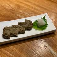 1888年創業の伝統と製法のこだわり、愛媛の宇和海で水揚げされた小魚ハランボ(和名：ホタルジャコ)を原料にして小骨ごとすり潰して揚げた、小魚独特の風味のあるカルシウムたっぷりの品です。