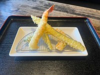 お好きなお蕎麦にプラス550円で天ぷらの盛り合わせセットです。
※黒紅そばをお選びの方には天つゆが付きません。黒紅そばのつけダレにつけてお召し上がりください。
(天ぷらす 単品 660円)