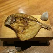 三津の朝市に揚がる愛媛の代表的な魚。淡白な白身が特徴。一夜干しにすることによりうま味が凝縮されています。焼いても柔らかくふっくらした食感です。