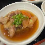 愛媛県産黒毛和牛の牛すじを贅沢に使用しております！しっかり下処理してるのでエグみなく食べられます。 蕎麦出汁でコトコト煮込んだ牛すじをお召し上がりください！