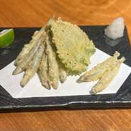 高知県や鹿児島県の郷土料理としてよく使われるきびなご。イワシ類特有の臭みもなく淡白な味のきびなごは、サクサク天ぷらで食べるのが最もポピュラーな食べ方でカルシウムも豊富で美味しいです。