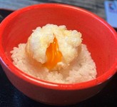 お好きなお蕎麦にプラス385円で半熟のたまご天ごはんをプラス！
天たまを割って半熟感が楽しめます
(半熟天たまご飯 単品 440円)