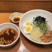 【賛否両論！？】広島有名店のつけ麺を思わせる胡麻たっぷりの特製出汁は、辛さと強い酸味の突き抜けた味が特徴。辛い、酸っぱい・・・でも気が付けばまた食べたい・・・＊＊辛味・酸味が苦手な方はご遠慮ください
