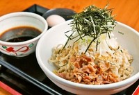 豚肉の甘味と旨み、ラー油香る冷たいつけ汁で食べる看板メニュー