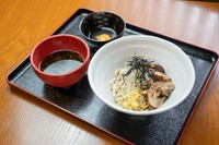鶏肉の濃厚な旨みに自家製のラー油香る温かい出汁のつけ蕎麦