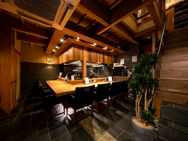 屋内なのに屋台感覚のカウンター席