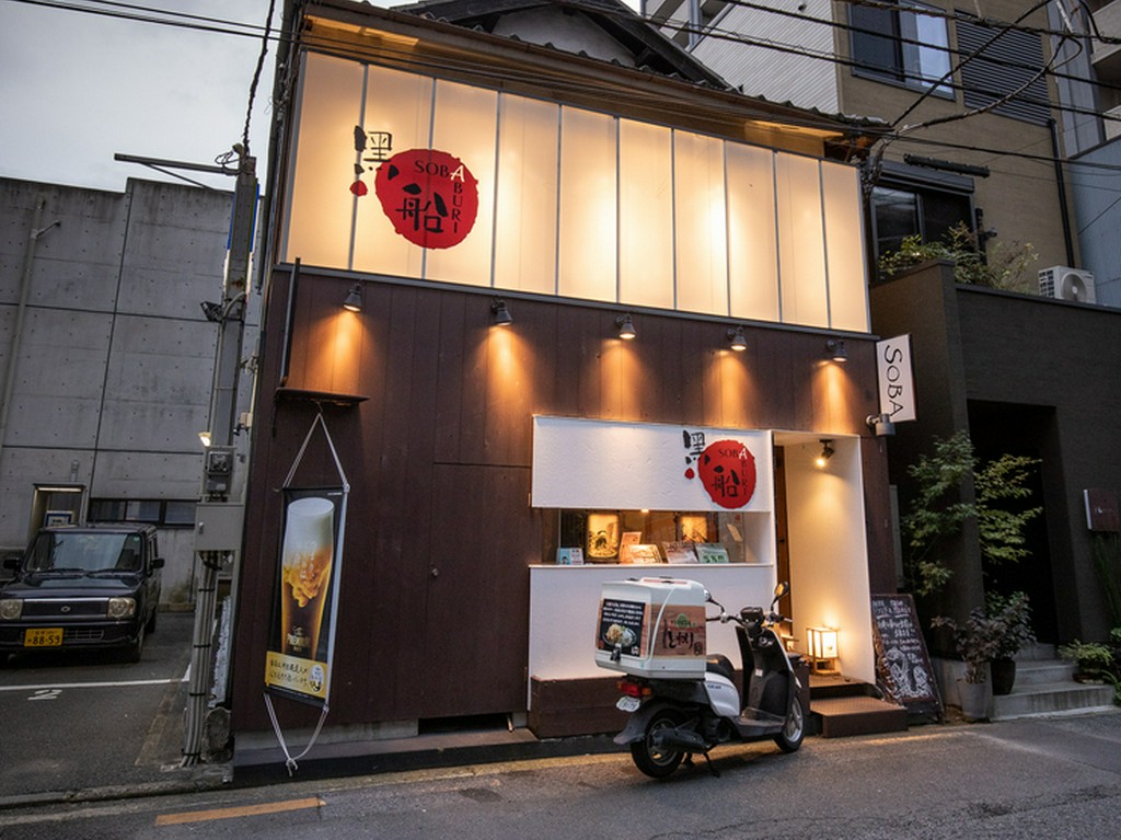 黒船の看板が目印。テイクアウトも可能