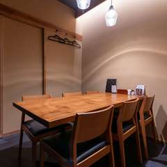 テーブル席の個室完備。落ち着いた雰囲気の中、食事を楽しめます