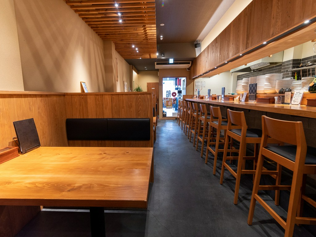 おひとり様やグループでのお食事にも最適