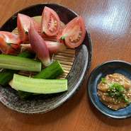 暑い季節の野菜の爽やかな食感をたっぷり味わえる盛り合わせです。 香り豊かな蕎麦味噌や天然海塩（フルール・ド・セル）をつけると、トマトと胡瓜の味を格段に引き立てます。
