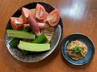 暑い季節の野菜の爽やかな食感をたっぷり味わえる盛り合わせです。 香り豊かな蕎麦味噌や天然海塩（フルール・ド・セル）をつけると、トマトと胡瓜の味を格段に引き立てます。