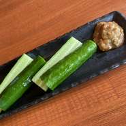 暑い季節にピッタリの爽やかさと胡瓜の食感を、蕎麦味噌の香りと共に楽しみましょう！塩（当店ではフルール・ド・セルを使用）でも美味しいです。