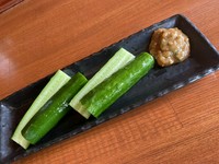 暑い季節にピッタリの爽やかさと胡瓜の食感を、蕎麦味噌の香りと共に楽しみましょう！塩（当店ではフルール・ド・セルを使用）でも美味しいです。