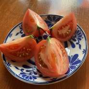 トマトが美味しい暑い季節の限定メニュー。香り豊かな蕎麦味噌や、天然海塩（フルール・ド・セル）につけて美味しくお召し上がりください。