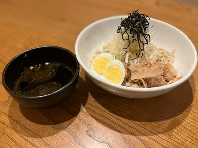 鶏油の香ばしさが最高な『黒紅蕎麦 とり』