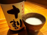 原材料がそばのみで作られた蕎麦焼酎十割です。香りが良く、冬は温かい蕎麦湯割り、夏は蕎麦湯氷を使用した冷やし蕎麦湯割りがおすすめです！ 割り方 ・お薦めの蕎麦湯割＋110円 ・ロック ・水割り ・お湯割り 