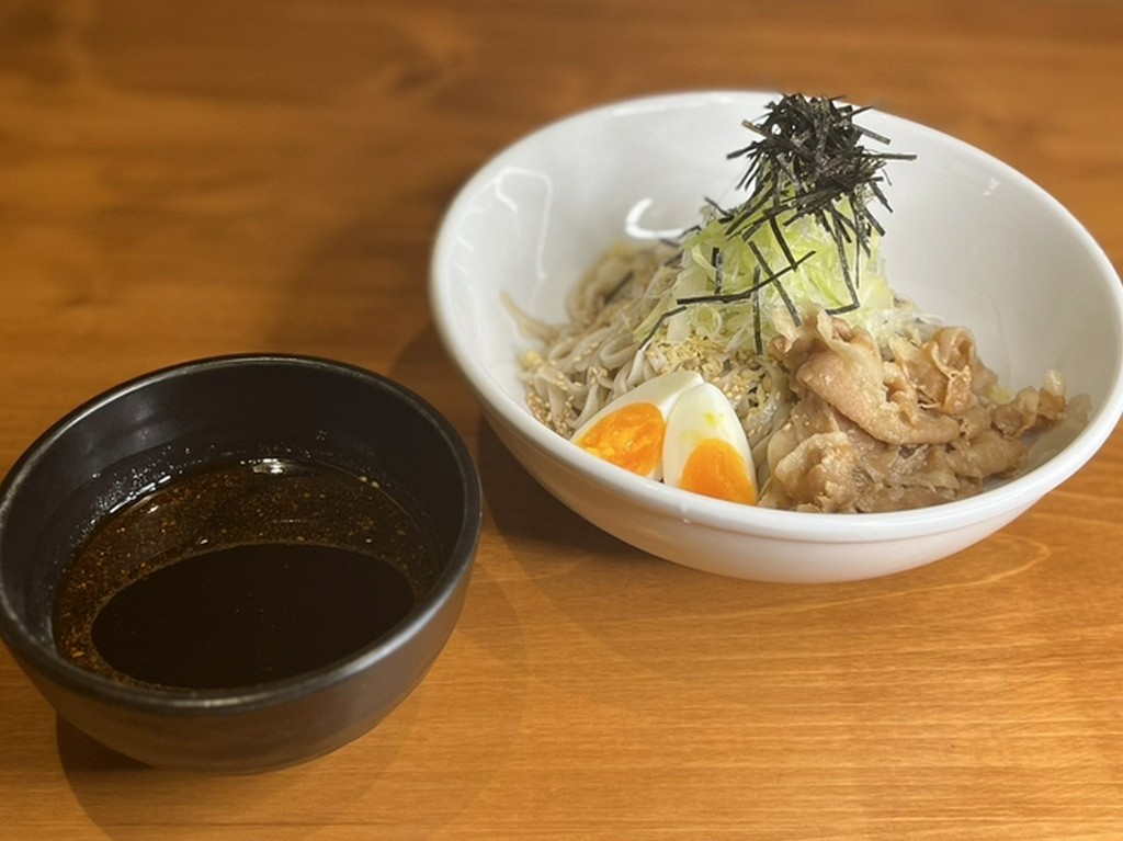 甘辛い豚バラ肉がボリューム感満点な『黒紅そば　ぶた』