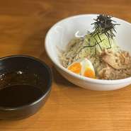 甘辛く炊いた豚バラ肉がたっぷりトッピングされた一品。冷たいだし汁は生姜が効いていて、ラー油の風味と絶妙にマッチします。そばに生卵を絡めて、マイルドに味変しましょう。