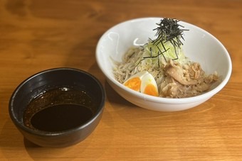 甘辛い豚バラ肉がボリューム感満点な『黒紅そば　ぶた』