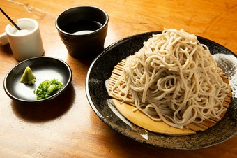 蕎麦粉１００％で製麺、ほのかな甘みを感じる『十割ざる蕎麦』