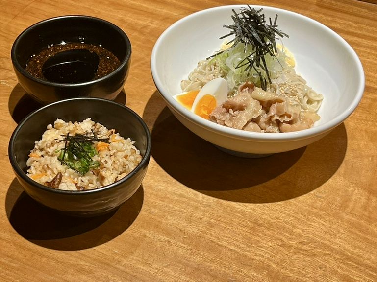 満足のセットメニュー！　?紅そばと炊き込みご飯セット
