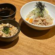 季節の炊き込みご飯をセットにしたお得なメニュー！炊き込みご飯は旬のお野菜と一緒に手作りの黄金出汁で炊き込んでます。（ご飯の写真は例）7月は錦糸卵と鶏チャーシューです！優しい味のルックス良いご飯です。
