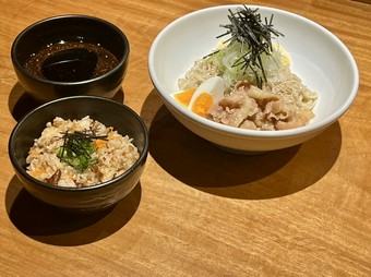 満足のセットメニュー！　黑紅そばと炊き込みご飯セット