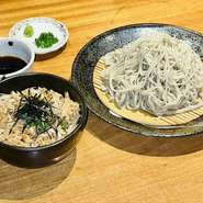 季節の炊き込みご飯をセットにしたお得なメニュー！炊き込みご飯は旬のお野菜と一緒に手作りの黄金出汁で炊き込んでます。（ご飯の写真は例）7月は錦糸卵と鶏チャーシューです！優しい味のルックス良いご飯です。