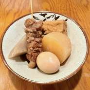 そばの提供は注文後に製麺しますので少々お時間を要します。注文時、またはお待ちの間にスタッフに一声おかけ下されば、直ぐご提供できるおでんは人気の一品です（写真は盛り合わせ例。値段はおでん１個の値段）