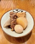 そばの提供は注文後に製麺しますので少々お時間を要します。注文時、またはお待ちの間にスタッフに一声おかけ下されば、直ぐご提供できるおでんは人気の一品です（写真は盛り合わせ例。値段はおでん１個の値段）