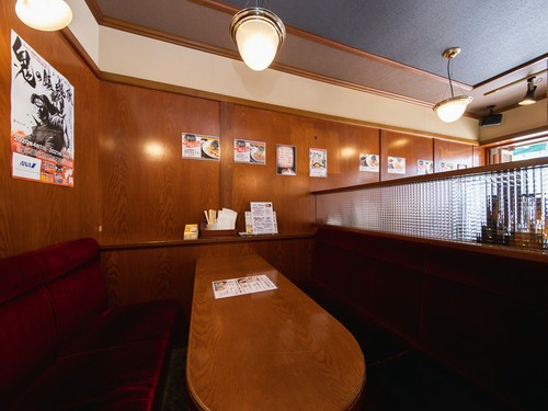 グループでの食事の際には6人掛けのテーブルも利用できます