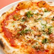 ピザ窯でパリッと焼き上げたピザ。京都産の九条ネギとちりめん山椒がたっぷりのっています。トマトソースの酸味とモッツァレラチーズの甘みが、“和の食材”と絶妙なハーモニーを生み出しています。