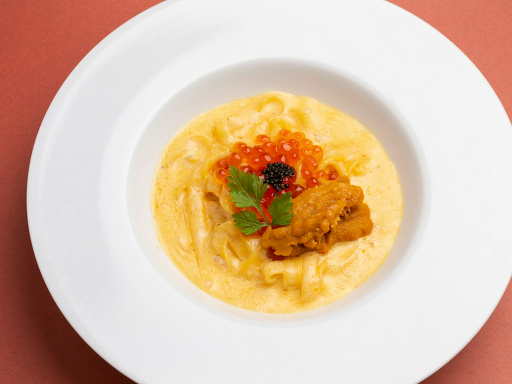 濃厚な味わいがクセになる『ウニ、イクラ、キャビアをのせた明太子クリームソース痛風パスタ』