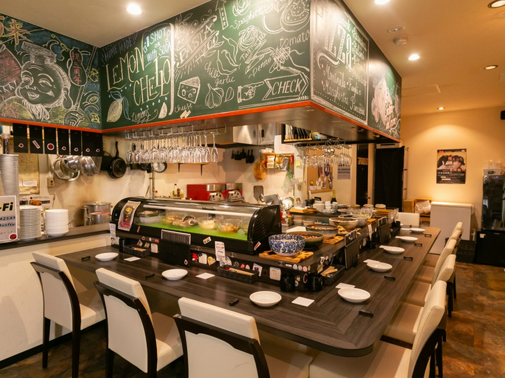 料理人との距離が近く、アットホームな雰囲気ただよう店内