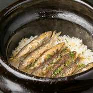 小鮎など、季節の魚介類を入れた炊き込みごはん。銘柄米「ヒノヒカリ」を雲井窯の中川一辺倒作の土鍋で炊き上げてくれます。米本来の旨みが際立つのは、炊き立てならではです。
※余ったごはんは持ち帰り可能