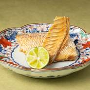 鱗が食べられる数少ない魚「ぐじ」を使い、松ぼっくりに見立てた繊細な一皿です。パリパリとした鱗の食感とはうらはらに、身はふっくらとして旨みが凝縮されています。酢橘をかけてさっぱりとどうぞ。