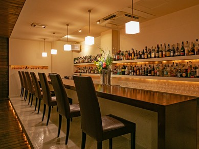 サク飲みにもピッタリ。シェフとの会話も楽しめるカウンター